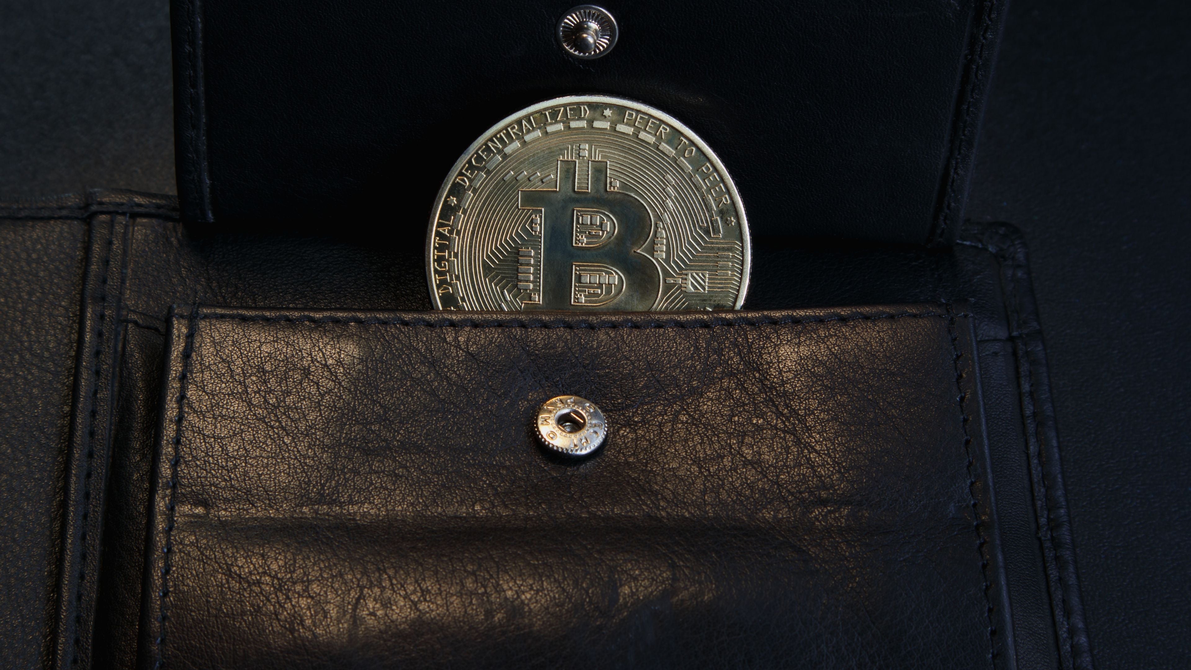 10 เช็กลิสต์ เมื่อไหร่ควรย้ายคริปโตจาก Exchange มาเก็บใน Hardware Wallet? พร้อมสรุปข้อดี-ข้อเสีย